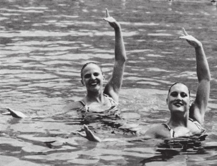 Mit ihrer Duett-Partnerin (Bild) und dem Team gewinnt Corinne Rüegg aus Wohlen den Schweizer-Meister-Titel im Synchronschwimmen. Bild: Archiv