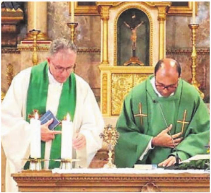 Domherr Urs Elsener (l.) und Priester Julius Dsouza feierten die heilige Messe. Bild: zg