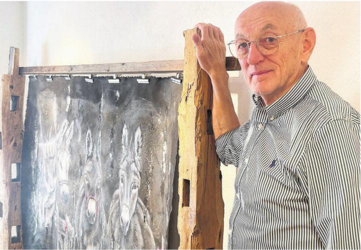 Pius Fischbach freut sich darauf, dass die Appenzeller Künstlerin Carmela Inauen erneut in seiner Galerie am Bogen ihre Werke ausstellt. Zu sehen sind auch neue Sujets wie etwa das mit den Eseln. Bild: Sabrina Salm Pius Fischbach freut sich darauf, dass die Appenzeller Künstlerin Carmela Inauen erneut in seiner Galerie am Bogen ihre Werke ausstellt. Zu sehen sind auch neue Sujets wie etwa das mit den Eseln. Bild: Sabrina Salm