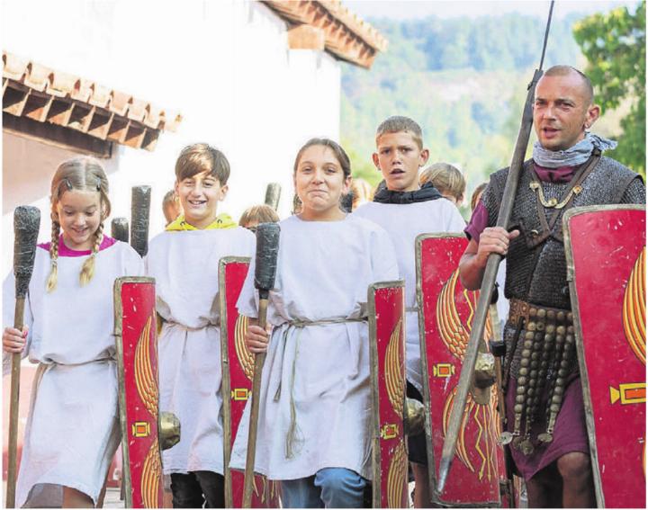 Ab April öffnen die Aargauer Museen wieder. Viele Höhepunkte warten auf die Besucherinnen und Besucher. Am 12. April findet das Eröffnungsfest des Legionärspfads Vindonissa (links) statt, Anfang Mai die Mittelaltertage auf Schloss Lenzburg.
Bilder: Museum Aargau