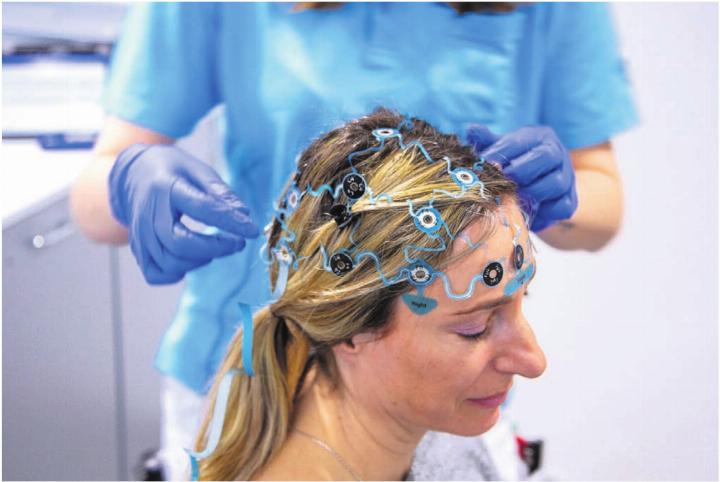 Mit dem stationären Langzeit-EEG hat das Spital Muri sein Angebot an neurologischer Diagnostik erweitert. Auf der Kopfhaut der untersuchten Person werden bis zu 21 Elektroden gleichmässig platziert, um die Hirnströme aufzuzeichnen. Bild: zg