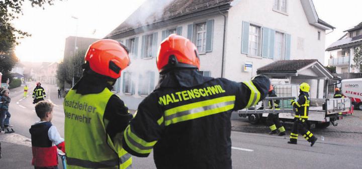 Ein geordneter Vorgang beim Einsatz und der Rettung ist die Stärke einer Feuerwehr. Hier bei der Absprache und Aufbereitung der Unglücksstelle. Bild: vaw