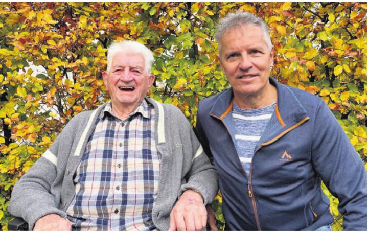 Alois Koller (l.) erhielt zu seinem 100. Geburtstag Besuch von Sepp Koch. Bild: zg