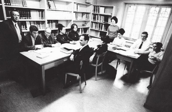 Orientalisches Seminar der Universität Zürich an der Florhofgasse: Links Professor César Dubler, stehend Dublers Tochter Maya und Lorenz Stäger (Zweiter von rechts). Die Aufnahme stammt vom Januar 1966. Bild: Archiv / Lorenz Stäger