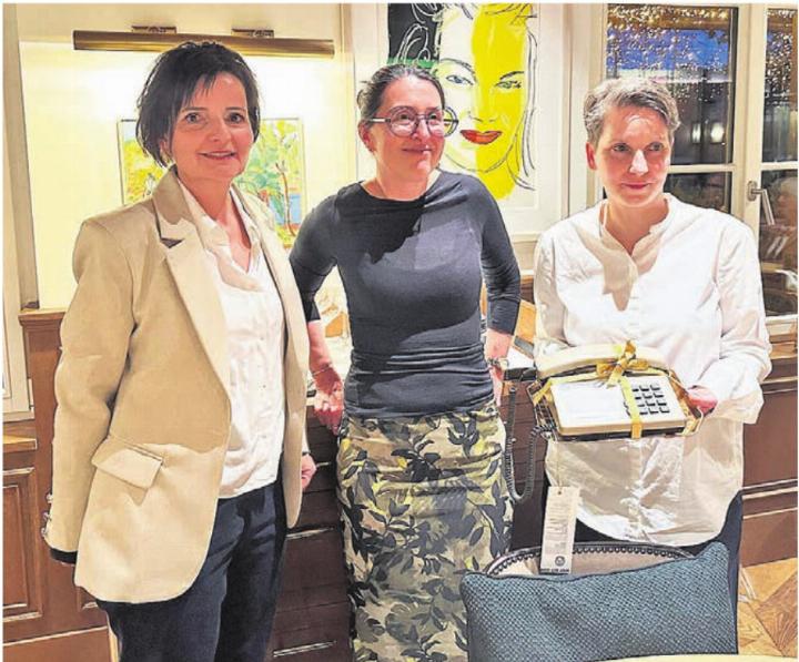 Feierliche Spendenübergabe in Bremgarten (von links): Andrea Saxer (SI Bremgarten-Freiamt), Manuela Luzio (SI Bremgarten-Freiamt), Susanne Muth (Die Dargebotene Hand). Bild: zg
