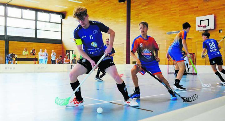 Der UHC Blue Sharks Waltenschwil (Blau) und der UHC Ramba Zamba Merenschwand (Orange) können aus Kapazitätsgründen nur Kleinfeld-Unihockey anbieten. Bilder: zg
