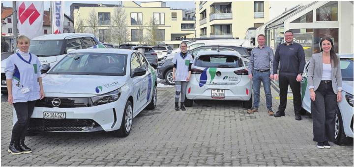 Sie freuen sich über die neuen Fahrzeuge: (v. l.) Cornelia Furrer, Vanessa Caneri (Pflegemitarbeitende), Heiko De Coninck (Vorsitzender der Geschäftsleitung), Pascal Baur (Inhaber/Geschäftsführer, Touring Garage & Carrosserie Baur AG), Jeannine Rickli (Teamleiterin). Bild: zg