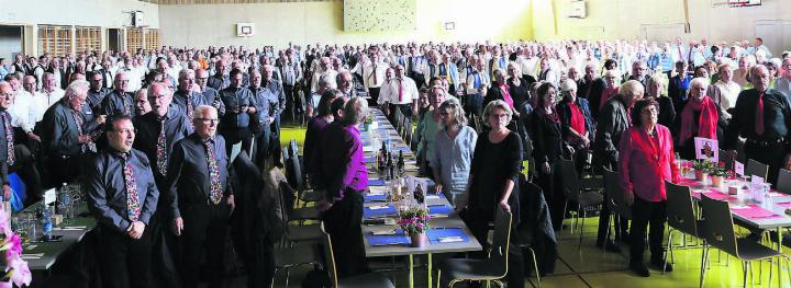 Die rund 600 Sänger haben vor dem Bankett gemeinsam drei Lieder gesungen und die Mehrzweckhalle zum Klingen gebracht. Bilder: ci