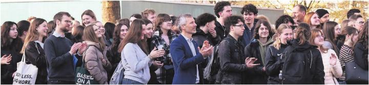 Der Start in den Tag war bereits besonders. Auf dem Dach sorgte Slam-Poet Jeremy Chavez (aus Villmergen) für eine Rap-Begrüssung. Mittendrin: Kantirektor Matthias Angst. Bilder: Daniel Marti / Stefan Sprenger