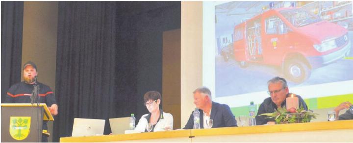 Kommandant Patrick Betschart (links) stellte die Beschaffungspläne der Feuerwehr vor. Es lauschen Gemeindeschreiberin Sibylle Hochstrasser, Gemeindeammann Stefan Zemp und Gemeinderat Guido Wigger. Bilder: Thomas Stöckli / Archiv Kommandant Patrick Betschart (links) stellte die Beschaffungspläne der Feuerwehr vor. Es lauschen Gemeindeschreiberin Sibylle Hochstrasser, Gemeindeammann Stefan Zemp und Gemeinderat Guido Wigger. Bilder: Thomas Stöckli / Archiv
