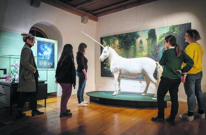Seit jeher beschäftigt das Einhorn die Menschen. Auf dem Schloss Lenzburg wird diese fabelhafte Geschichte den Besucherinnen und Besuchern erzählt. Bild: pd