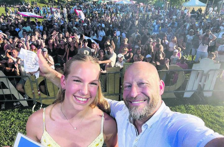 Ein Selfie vor den begeisterten Fans: Die Siegerin von «Voice of Wohlen», Jodie Geiger, und Moderator Dennis Andermatt strahlen um die Wette.