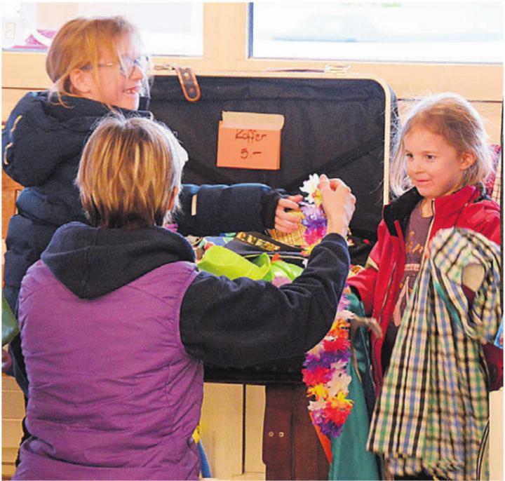 Darfs zum Stoff eine Kette sein? Auch das Accessoires-Angebot ist gross. Darfs zum Stoff eine Kette sein? Auch das Accessoires-Angebot ist gross.