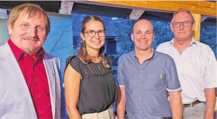 Jakob Sidler, Chiara Bühlmann, Roger Arnold und Jules Bittel (von links) am Podium in Sins. Bild: rah