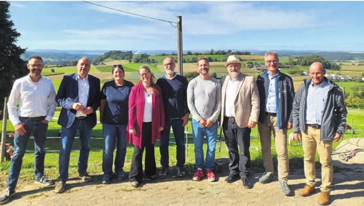Sie freuen sich über die Ergebnisse des Projekts (von links): Ralf Bucher, Bauernverband Aargau, Markus Dieth, Regierungsrat, Karin Keller, Betriebsleiterin, Bea Vonlanthen, Agrofutura, Michel Fischler, Landwirtschaft und Umwelt, Matthias Albrecht, Agroscope, Andreas König, Aargauer Bienenzüchterverein, Matthias Müller und Josef Burri, Landwirtschaft Aargau. Bild: pd