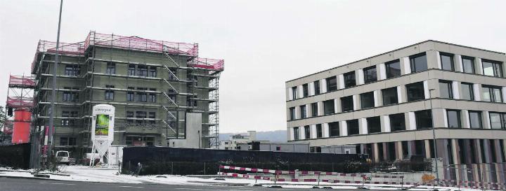 Die Modernisierung des Schulzentrums Halde steht auch 2024 im Mittelpunkt: Die Primaschulhäuser – Neubau und sanierter Altbau – werden nach den Frühlingsferien bezogen. Bilder: Daniel Marti