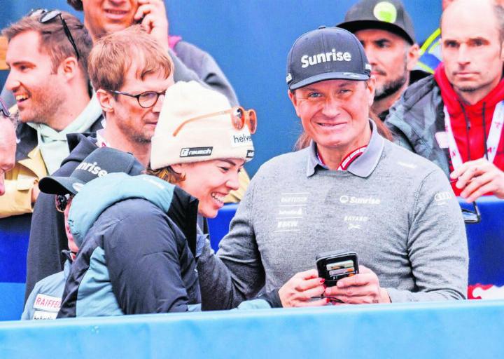 Urs Lehmann (rechts) mit Michelle Gisin im März 2024 in Saalbach-Hinterglemm. Dort finden seit heute Dienstag die Alpinen Skiweltmeisterschaften statt. Gisin wird eine von insgesamt elf Teilnehmerinnen aus der Schweiz sein. Bild: Freshfocus