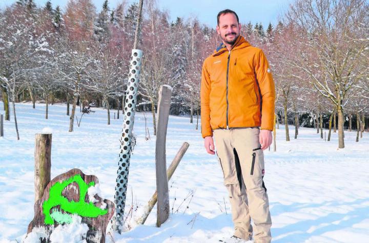 Ein Baum für seinen Göttibueb Yanick: Jules Frey hat mit dem elterlichen Klosterhof auch den Lebensbaum-Park in Buttwil übernommen. Bild: Thomas Stöckli