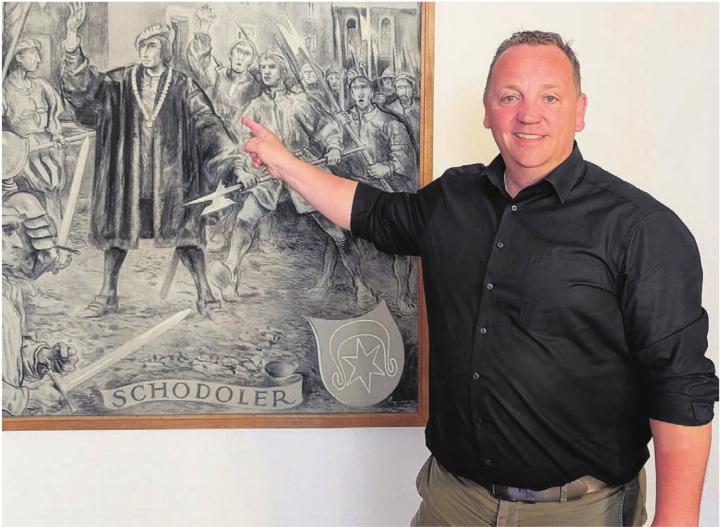 Ein Vorbild, dem der historisch interessierte Stadtammann gerne nacheifert. Stephan Troxler vor dem Rathaus-Gemälde des berühmten Bremgarter Chronisten, Stadtschreibers und später Schultheissen Werner Schodoler (1490–1541). Bild: Marco Huwyler