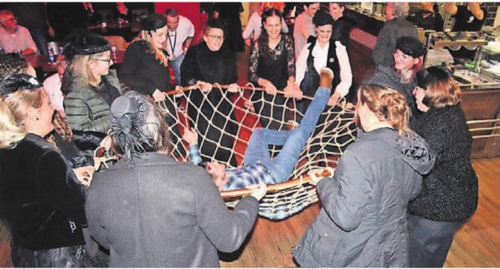 Herren müssen aufpassen – die Damen gehen mit dem Grasbogen bewaffnet auf Jagd. Herren müssen aufpassen – die Damen gehen mit dem Grasbogen bewaffnet auf Jagd.