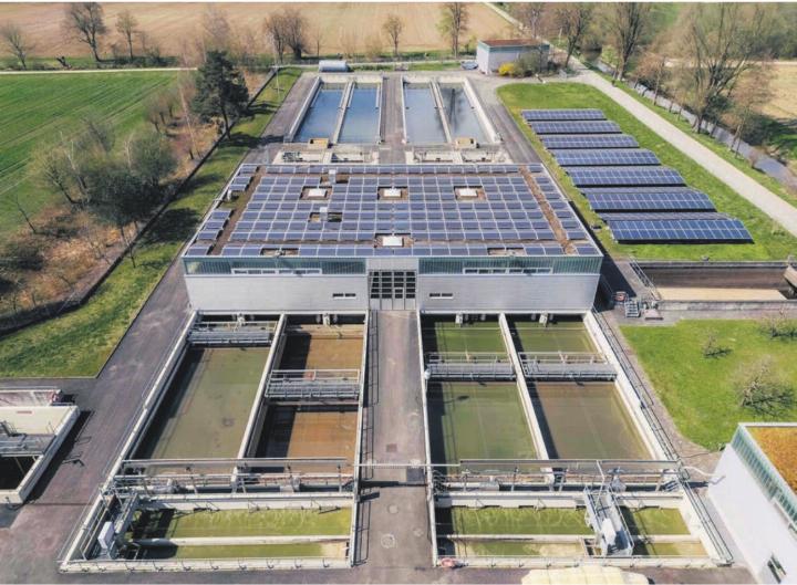 ARA in der Übersicht: Neben den bereits vorhandenen Solarpanels sollen auch die vier Nachklärbecken (ganz hinten) bestückt werden. Bilder: Richard Gähwiler / zg