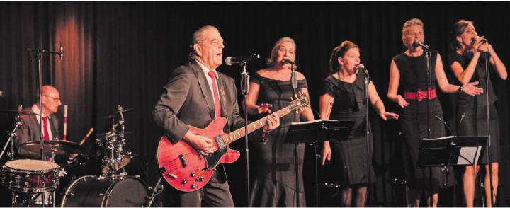 Bubbles und Soulbirds waren in Höchstform. Und Frontmann Peter Meyer fühlte sich wie immer pudelwohl auf der Bühne. Bilder: Luca Rey / sm