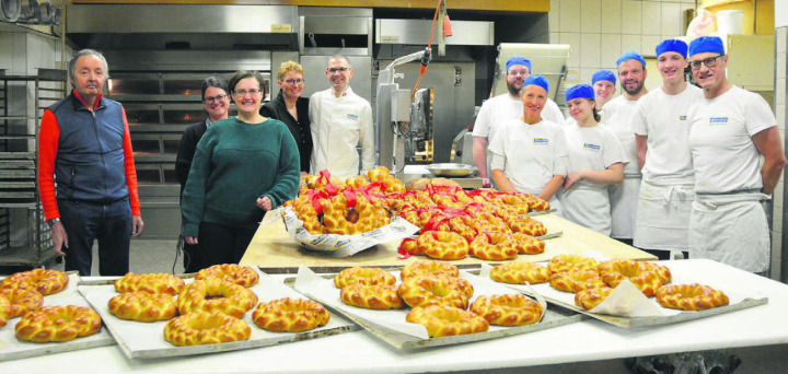 Das Bäckerei-Team um Regula und Buki Kreyenbühl (Mitte) mit der Seelsorgerin, einem treuen Kunden und der Reporterin der SRF-Musikwelle. Bild: Annemarie Keusch