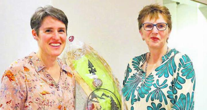 Präsidentin Astrid Fischer (links) dankt Geschäftsleiterin Ruth Vollenweider. Bild: zg