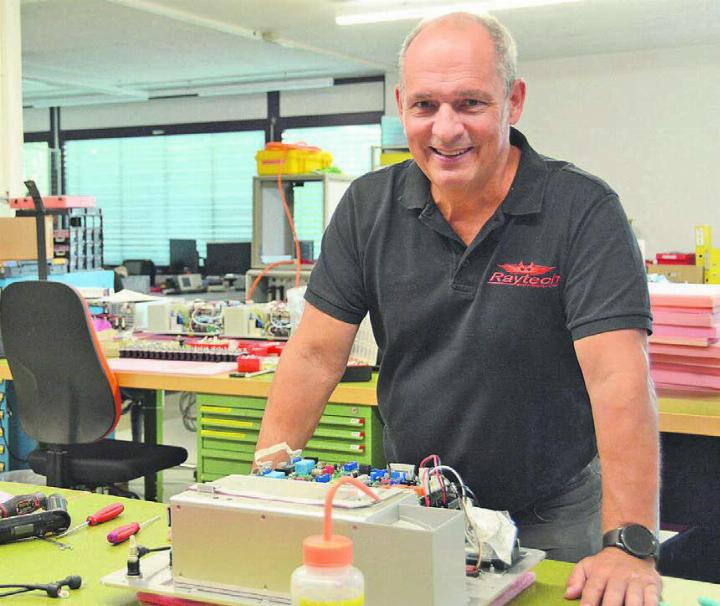 Rolf Brunold in den Konstruktionsräumen der Raytech in Bremgarten. «Wir pflegen hier in unseren Geschäftsräumen eine Kultur der offenen Türen», erklärt er. 
Bilder: Chregi Hansen / zg
