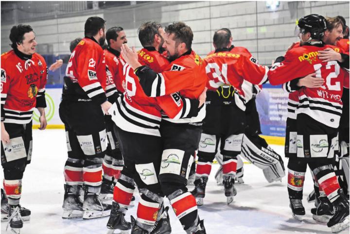 Jubel beim HC Fischbach-Göslikon nach dem Meistertitel im Vorjahr. Die «Indianer» gehören auch dieses Jahr zu den Topteams der Liga. Es wäre spannend zu sehen, wie sie sich in der 2. Liga behaupten könnten. Vorerst wird man das nicht erfahren. Bild: Archiv/awa
