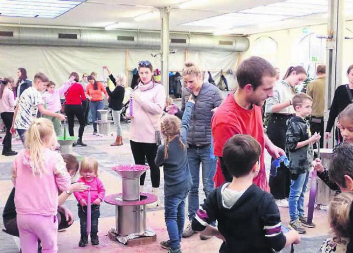 Das Kerzenziehen ist bei Jung und Alt beliebt und hat seit Generationen Tradition in der Vorweihnachtszeit. Bild: mo