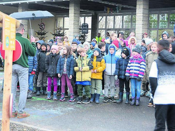 Zur Feier des Tages sangen die Schüler und Schülerinnen des Hübels noch zwei Weihnachtslieder und trotzten dabei dem Regen. Bilder: Chregi Hansen