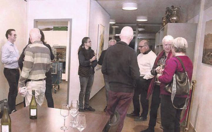 Bereits beim Apéro zum Workshop «Weintrends 2025» erhielten die Freiämter Weinfreundinnen und Weinfreunde Informationen zu eher seltenen Themen. Bild: zg