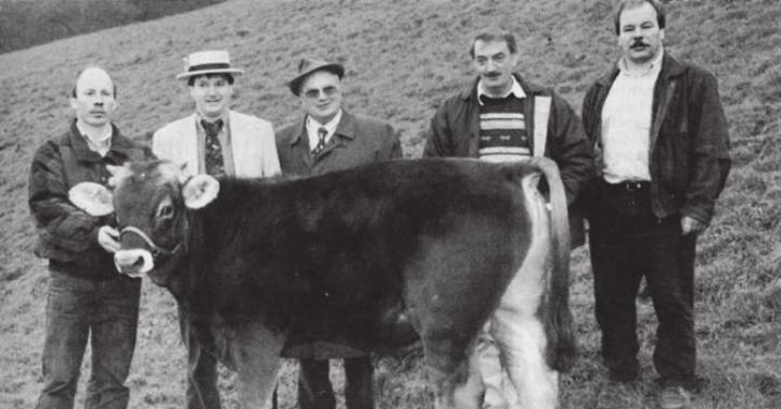Können stolz den Siegesmuni Magnet präsentieren: (v. l.) Züchter Toni Broch, die Spender Anton Huwyler und Josef Koch, Gaben-Chef René Berger und OK-Chef Josef Broch. Bild: Archiv