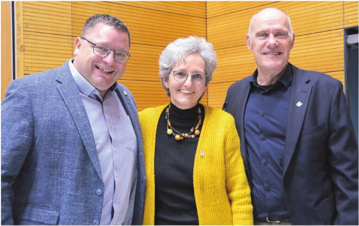 Gemeindeammann Norbert Ender (rechts) durfte respektive musste gleich zwei seiner Ratskollegen verabschieden. Daniel Pietsch tritt nach acht Jahren zurück, Vizeammann Cornelia Stutz nach zwölf. Bild: Chregi Hansen