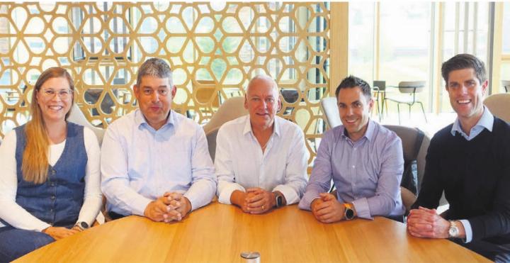 Der Gemeinderat präsentiert sich im neuen Jahr gleich wie im alten (von links): Nadine Baur, Magnus Döbeli, Mäni Baur, Fabian Kallen und Ramon Winterberg. Bild: gk