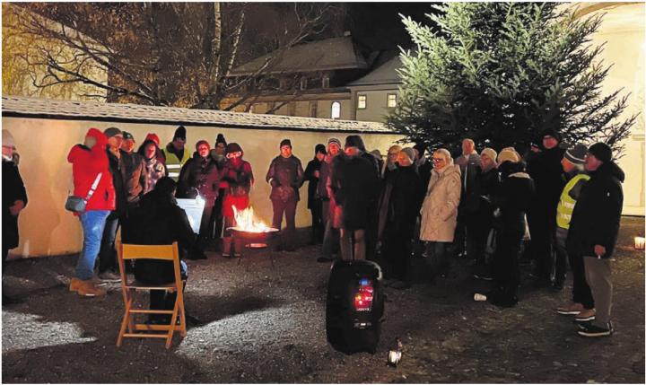 Rund um die wärmende Feuerschale vor der Klosterkirche – einer der vier Standorte. Bilder: Walter Minder Rund um die wärmende Feuerschale vor der Klosterkirche – einer der vier Standorte. Bilder: Walter Minder