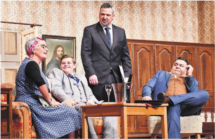 Die Machenschaften von Schock werden aufgedeckt (v. l): Evelina Bieri als Putzfrau Maria; Pascal Stehli als Geschäftsmann; Roger Müller als Chef einer Immobilienfirma und Daniel Zimmermann als unangenehmer Hotelgast. Bilder: Monica Rast