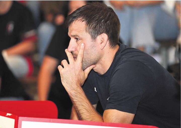 Pascal Strebel, Trainer der RS Freiamt, bringt
die Niederlage in Willisau nicht aus der Ruhe.
Bild: awa Pascal Strebel, Trainer der RS Freiamt, bringt
die Niederlage in Willisau nicht aus der Ruhe.
Bild: awa