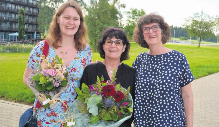 Kirchenpflegepräsidentin Astrid Winkler (rechts) verabschiedete das Kirchenpflegemitglied Jennifer Lanz (links) und die langjährige Verwaltungsmitarbeiterin Anita Brachs. Bild: Roger Wetli