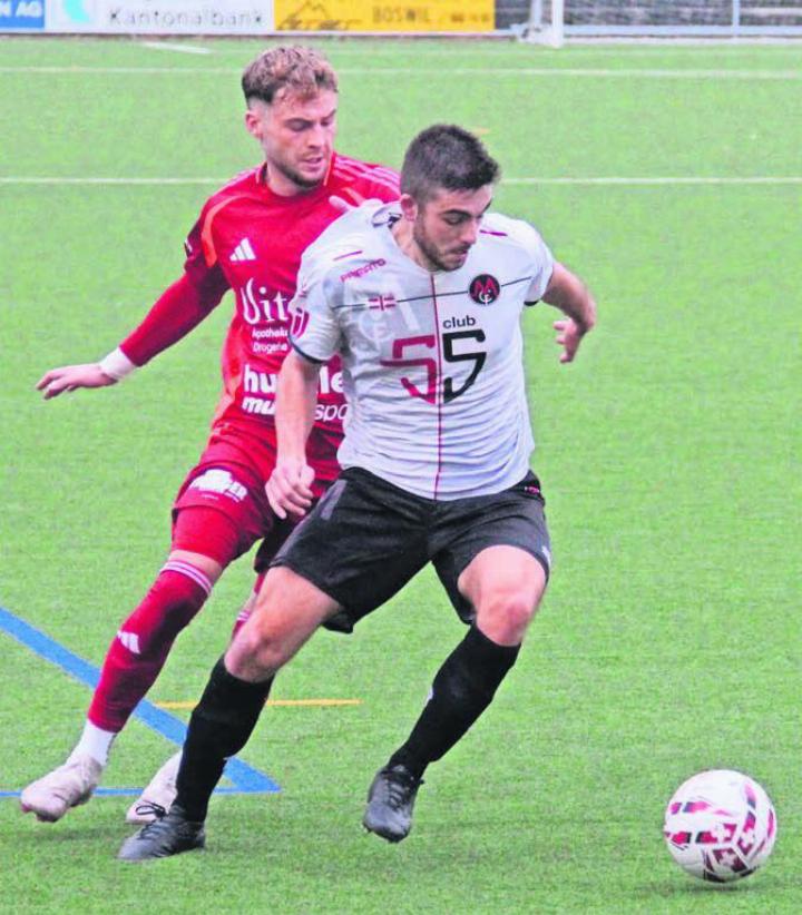 Ein bisschen sinnbildlich für die ganze schwache Vorrunde der Murianer. FC-Muri-Offensivmann Yves Furrer (links) ist engagiert – aber kommt nicht durch. Ein bisschen sinnbildlich für die ganze schwache Vorrunde der Murianer. FC-Muri-Offensivmann Yves Furrer (links) ist engagiert – aber kommt nicht durch.