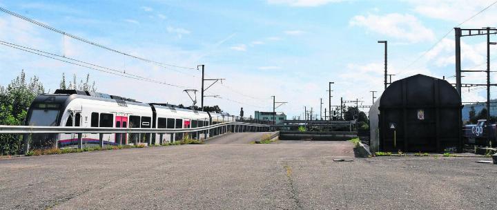 Der Freiverlad (rechts) steht der Linienführung der Aargau Verkehr AG (ehemals BD) im Weg. Nach der Verlegung ist der Weg frei für die Neugestaltung. Bilder: pd/Archiv