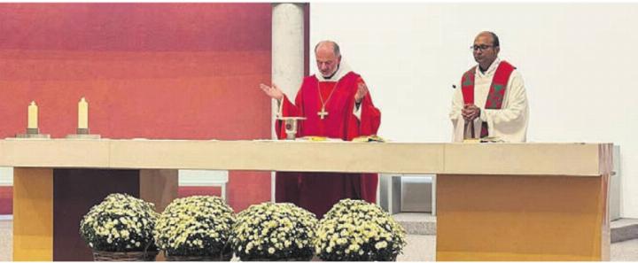 Abt Emmanuel (links) und Julius Dsouza zelebrierten die Messe. Bild: zg