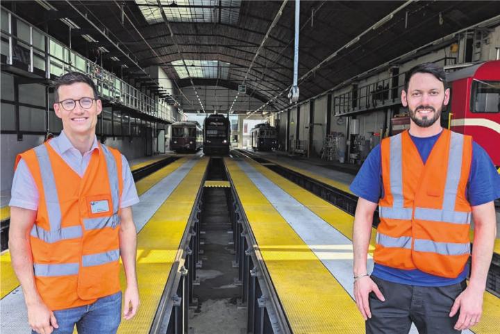 Michael Briner (l.) und Martin Berger (r.) zeigen, wo die BDB-Züge stationiert sind und gewartet werden. Einige Gleise sind heute so konzipiert, dass man auch am Unterboden der Fahrzeuge arbeiten kann. Bilder: Marco Huwyler / zg