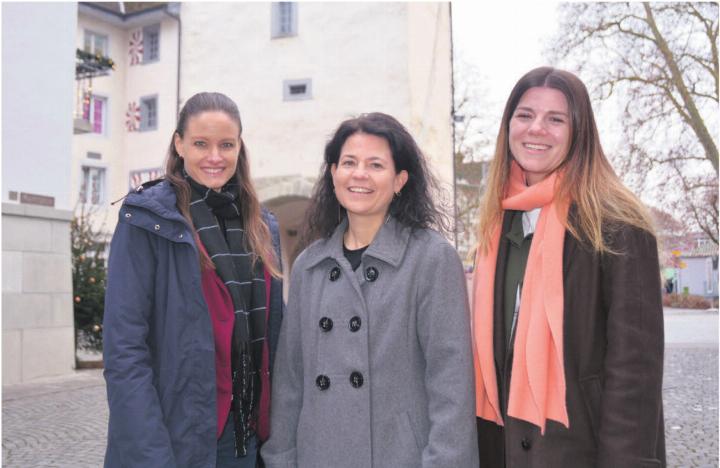 Bei der Entwicklung eines Kultursekretariats zählt die Stadt auf die Meinung der Bevölkerung. Maja Schelbert (Stadtschreiber-Stellvertreterin), Stadträtin Claudia Bamert und Yaël Kaiser (Projektmitarbeiterin Kultur) (v. l.) hoffen darauf, dass möglichst viele Personen an der Online-Umfrage mitmachen.
Bild: Sabrina Salm