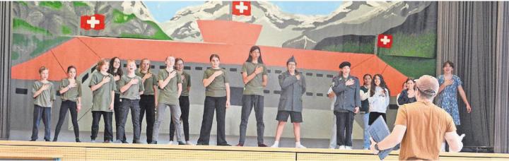 Regisseur Nico Reznar wünscht sich von den «Rekruten» mehr Pathos beim Singen der Nationalhymne. Es ist in diesem Stück eine andere als die offizielle. Bild: chh