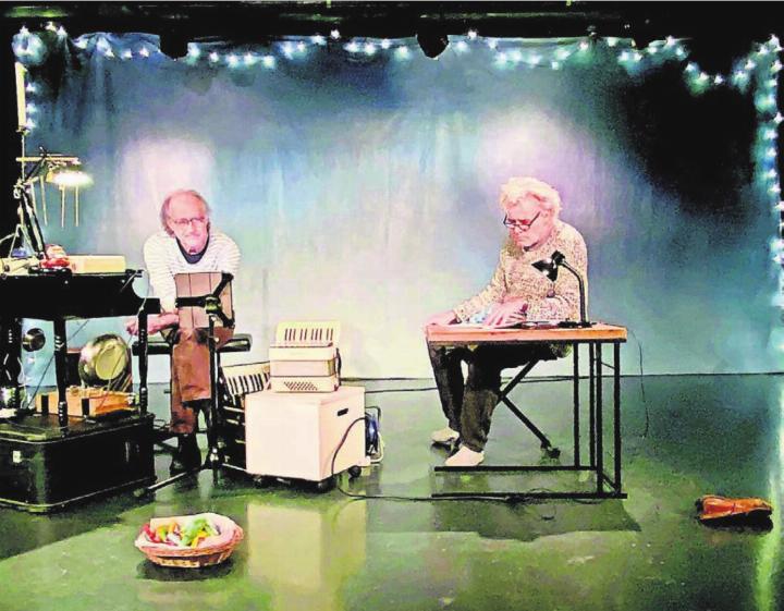 Jörg Bohn und Fredi Spreng verkürzen das Warten mit einer erlebnisreichen Reise.
Bild: Archiv/pd