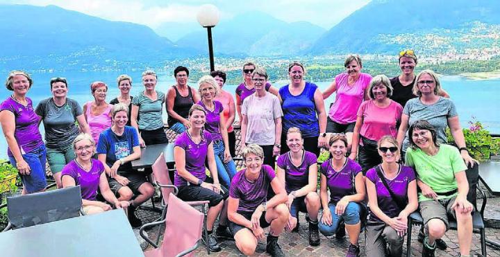 Noch schnell ein Gruppenfoto im Trockenen: die Frauen des DTV Muri im Tessin. Bild: zg