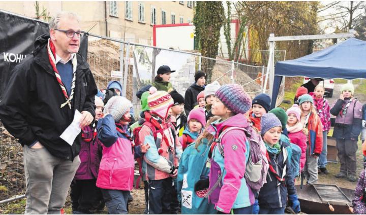 Thomas Geissmann erklärte den Jugendlichen, wie wichtig die Pfadi Wohlen auch für die alten Pfader ist. Bilder: Daniel Marti