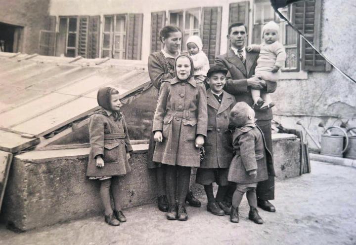 Firmengründer Emil Huber mit seiner Frau Anne und ihren sechs Kindern. Alle arbeiteten später im Familienbetrieb mit. Die Aufnahme stammt aus dem Jahr 1945. Bilder: zg